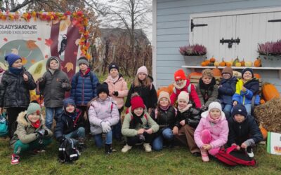 Lekcja ekologii klasy 2a i 3a w ogrodzie „GŁADYSIAKOWIE”